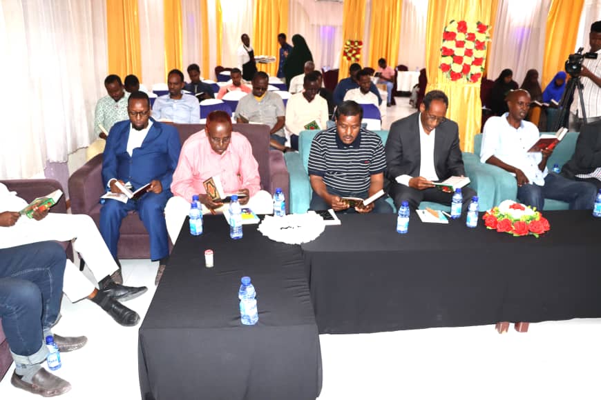 Convention with professionals discussing content